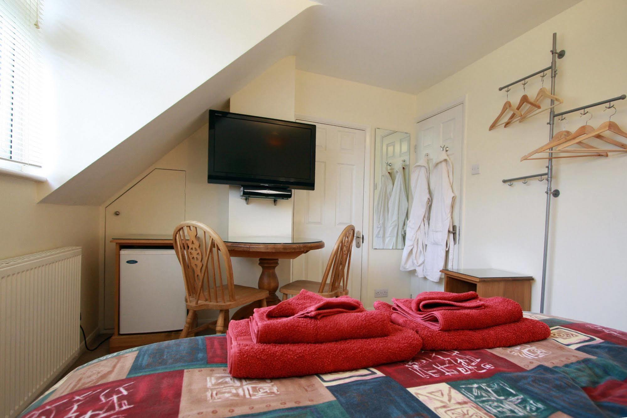 Abacus Bed And Breakfast, Blackwater, Hampshire Camberley Exterior foto